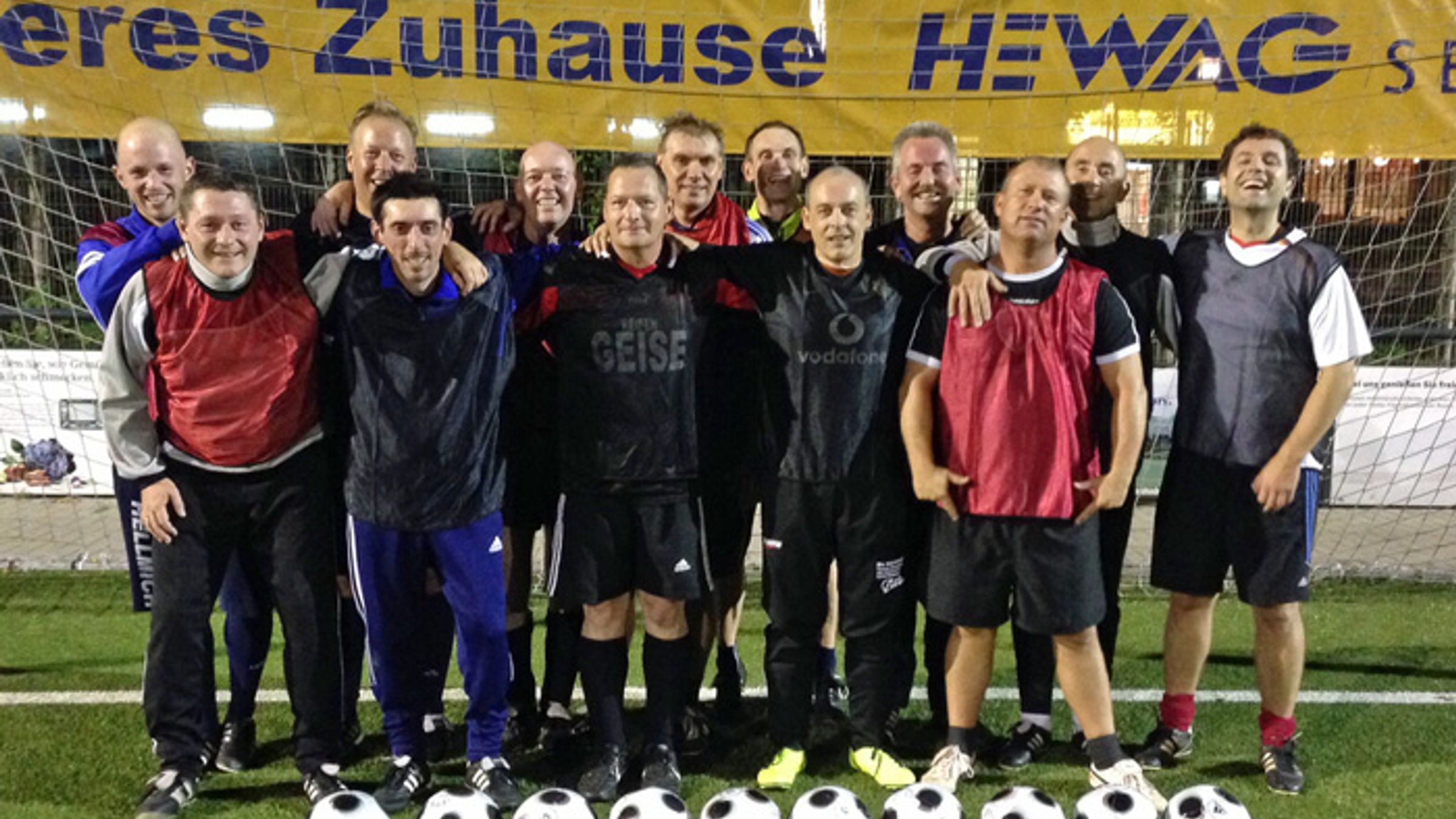 Erste Trainingseinheit unseres Traditionsteam, am 26.09.2013. 

Hintere Reihe: Lars Schneider, Michael Lorenz, Helge Funnemann, Thomas Zimmermann, Markus Brune, Herbert Schürmann, André Hering, Patrick Pascheka

Vordere Reihe: Helmut Trautmann, Koray Gümüsdag, Volker König, Thomas Dyer, Oliver Lewandowski